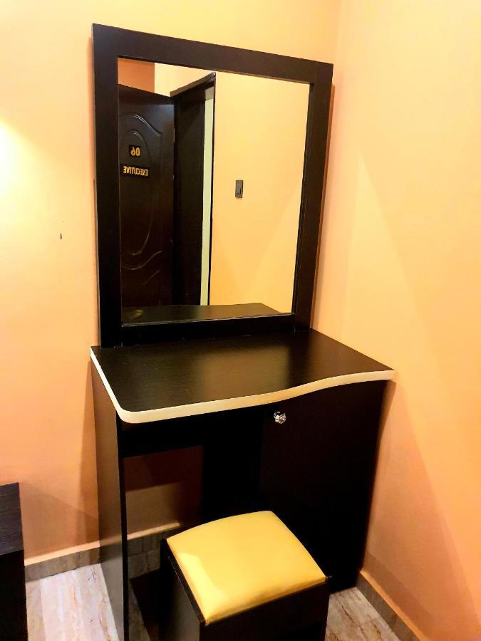 Greys House 19 Airport Hotel Абуджа Екстер'єр фото